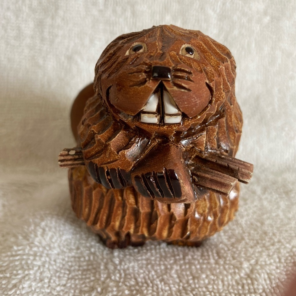 🩵 Artesania Rinconada Beaver #71 Hand Carved Clay Cute Animal Holding Sticks - Picture 2 of 9